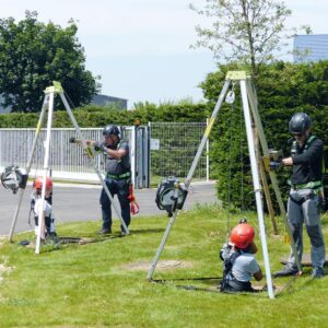 Actionbild mehrer Personen mit Dreifuß beim Abseilen in einen Schacht mit der Unterschrift Fallschutz und einem Link zu den entsprechenden Artikeln