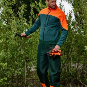 Actionbild einer Person in grüner Schnittschutzkleidung mit der Unterschrift Forst-/Schnittschutz und einem Link zu den entsprechenden Artikeln