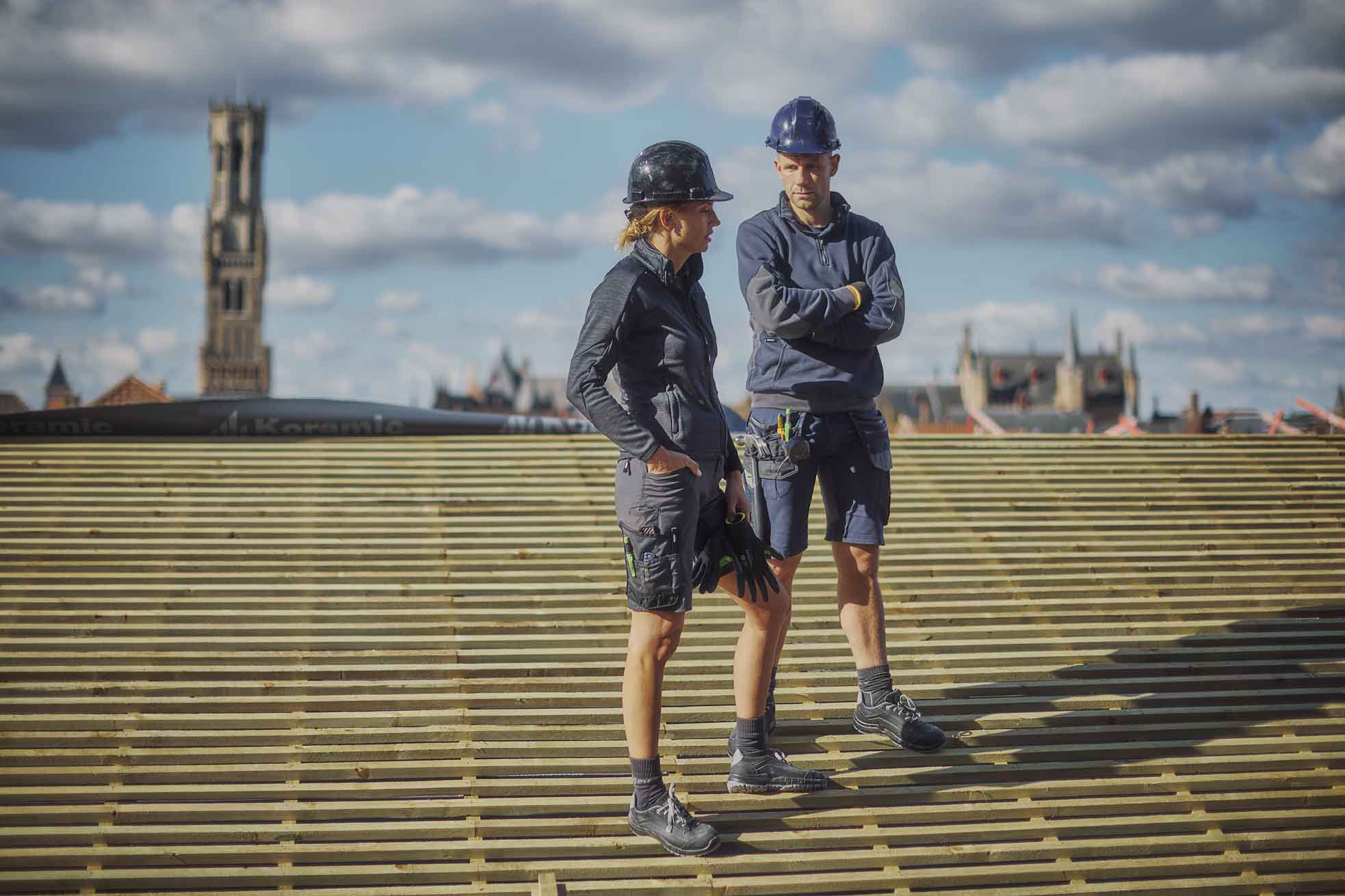 Abbildung von 2 Personen in Arbeitskleidung mit der Überschrift Arbeitskleidung und 2 Buttons, 1 mal Jacken und 1 mal Hosen mit einem Link zu den jeweiligen Artikeln