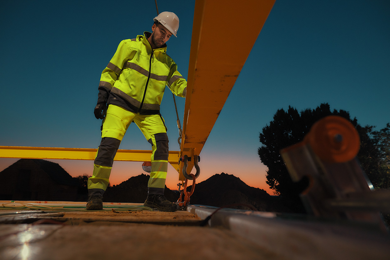 Abbildung von 1 Person in Schutzkleidung mit der Überschrift Warnschutzkleidung und 2 Buttons, 1 mal Jacken und 1 mal Hosen mit einem Link zu den jeweiligen Artikeln